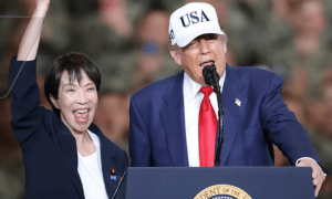 与特朗普聊完了，高市早苗笑容已消失，美国提醒日本：中方反制还没完